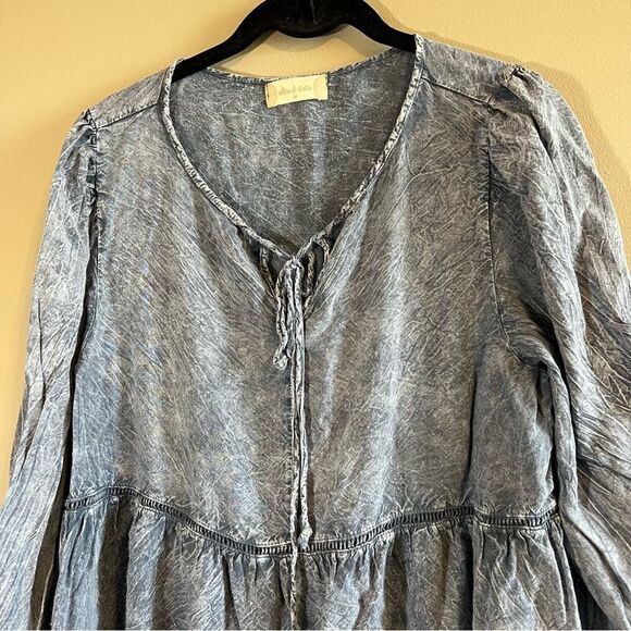 ✨ Altar’d State Women’s Blue Stone Wash Top Medium - Picture 2 of 8